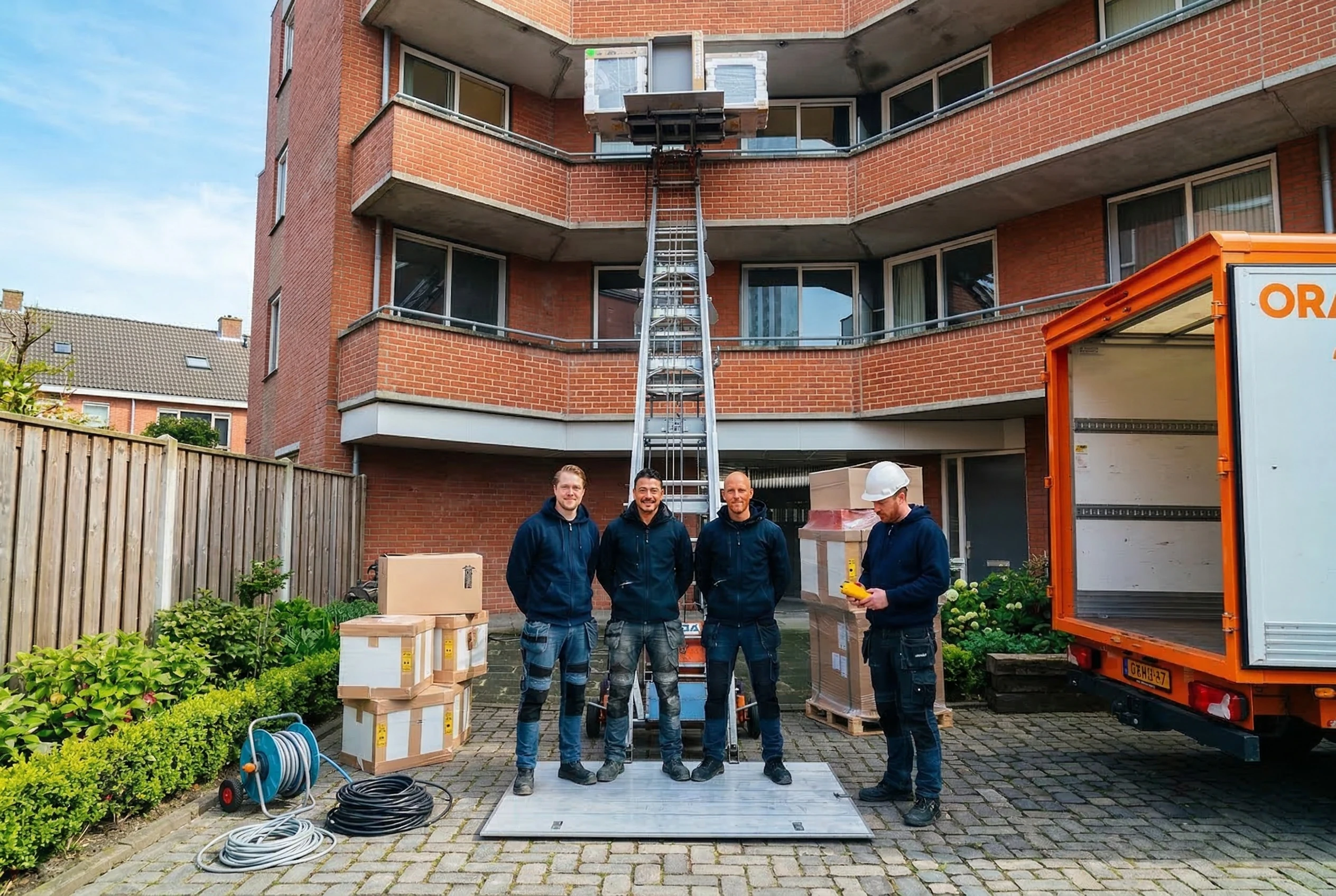 Verhuisteam aan het werk met gedalift bij appartement in Zoetermeer